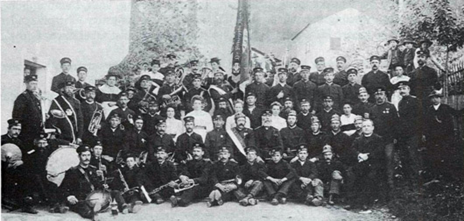 Aufnahme der Kapelle 1910 bei der Feuerwehr-Fahnenweihe